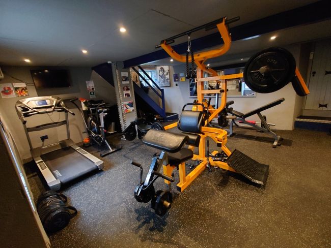 Blaeanfforest gym weights, cottages with hot tubs wales